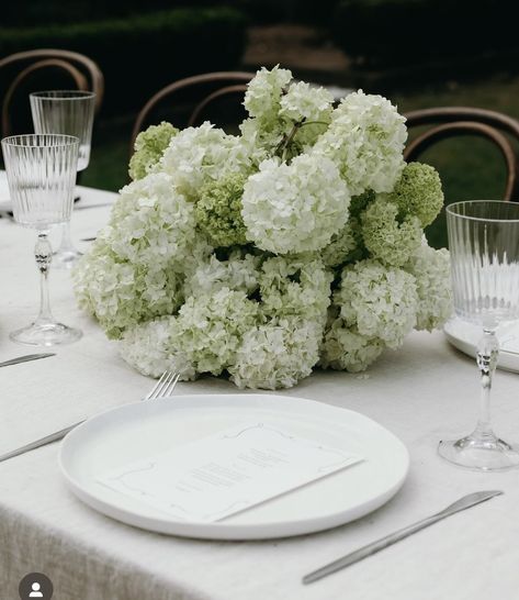 White Ikebana Arrangements, Bridal Flowers Hydrangea, Sage Green Hydrangea Wedding, White Hydrangea Table Arrangements, White And Green Hydrangea Wedding, White And Green Wedding Flowers Table Centerpieces, Green And White Hydrangea Wedding, Simple Cocktail Table Decor, White Hydrangea Wedding Centerpiece