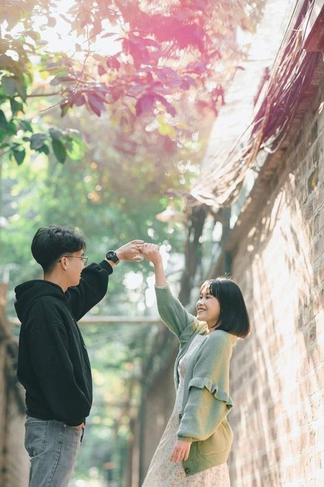 Corian Couple, Indie Aesthetic Fashion, Korean Couple Photoshoot, Instagram Couples, Couple Sketch, Cute Statuses, Romantic Photoshoot, Couple Poses Reference, Bollywood Couples