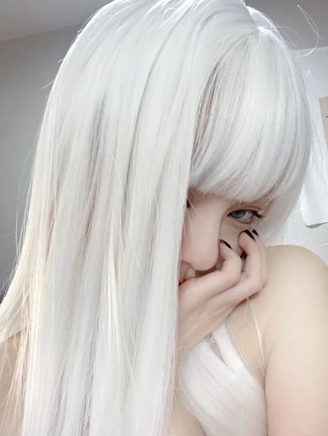 White Hair Asian Girl, White Hair Cosplay, Meng Lu, Girl With White Hair, Albino Girl, Ulzzang Hair, Blonde Hair Green Eyes, Medium Long Haircuts, Short White Hair