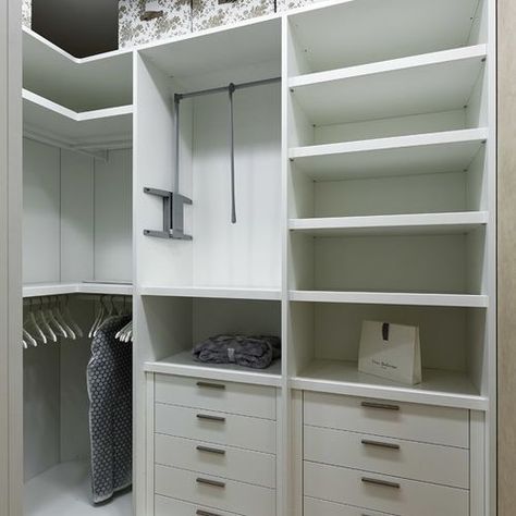 Walk In Closet Cubby Ideas, Walk In Closet Features, Small Custom Closet Walk In, Master Wardrobe Design, Wallpaper Wardrobe, Corner Closet Shelves, Small Walk In Closet Design, Small Walkin Closet, Gold Closet