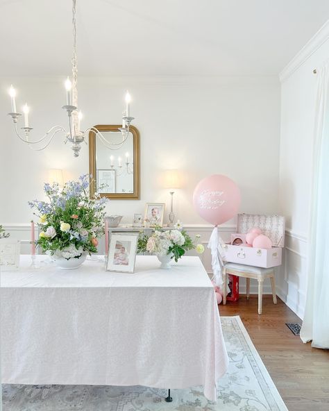 All the little details 🌸🎈 . . . First birthday party | Girl birthday | Classic birthday party | Kids birthday #firstbirthday #firstbirthdaydecor #firstbirthdayideas Simple First Birthday Girl, Pink And White First Birthday, First Birthday Party Girl, Classic Birthday Party, Pink And White Birthday, Simple First Birthday, Classic Birthday, Birthday Party Girl, First Birthday Girl