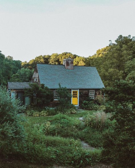 Peter Crosby (@pbcrosby) | Instagram Guest House Backyard, Backyard Tiny Guest House, Tiny Home Backyard, Tiny House Shed, Backyard Tiny House, Cabin Backyard, Tiny Guest House, Shed Tiny Home, Cabin Inspiration