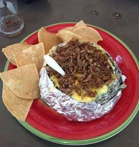 Papa Asada estilo Regio! Ingredientes: 4 piezas de papa grande 450 gramos de mantequilla (de la que más guste) 100 mililitros de crema ácida 300 gramos de queso asadero rallado 400 gramos de carne de res para asar 300 gramos de tocino Preparación: Se lavan muy bien las papas. Y se cortan por la mitad para ponerlas a hervir con una cucharada de sal y pimienta de 30 a 40 minutos a fuego lento (las papas deben de estar muy bien cocidas y muy suaves sin llegar a ser pure). Debemos de dorar el tocino Carnita Asada, Fresh Recipes, Hispanic Food, Carne Asada, Mexican Food Recipes Authentic, Mexican Food, Quick Meals, Fresh Food, Mexican Food Recipes