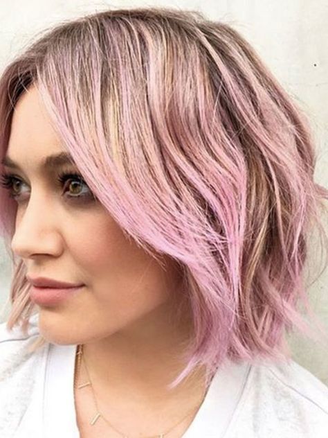 Hilary-duff-pink-hair-picture-crop Hair Pink Streaks, Pastel Highlights, Pink Streaks, Pink Hair Dye, Hair Color Rose Gold, Messy Look, Cute Short Haircuts, Hair 2022, Bianca Balti