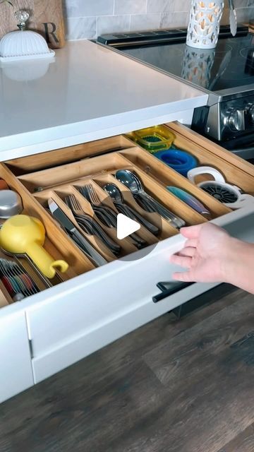 Kellie Atkinson on Instagram: "Kitchen cabinet & drawer organization 😌 #asmr #organized #organization #organizedhome #organizedkitchen #kitchenorganization #kitchencabinets #cabinetorganization" Beautiful Kitchen Organization, Diy Kitchen Cabinets Organization, How To Organise Kitchen Drawers, Organise Kitchen Drawers, Kitchen Spoons Storage Ideas, Organizing Kitchen Drawers Ideas, Kitchen Knife Organization, Kitchen Organizer Cabinets, How To Organize Kitchen Drawers