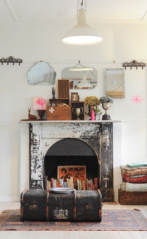 above the mantel and blankets in the wire basket. love. Design Camino, Zimmer Diy, Casa Vintage, Design Del Prodotto, Fireplace Design, Style At Home, A Living Room, My New Room, A Fire