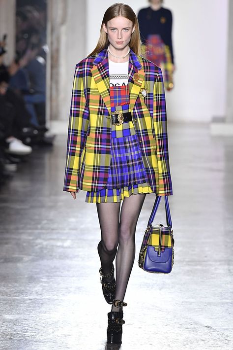 Versace Fall/Winter 2018 Fashion Trend Board, Fashion Trend Inspiration, Tartan Fashion, Urban Fashion Trends, Fashion Trends Winter, Trend Fashion, Fall Fashion Trends, New Classic, Mode Vintage