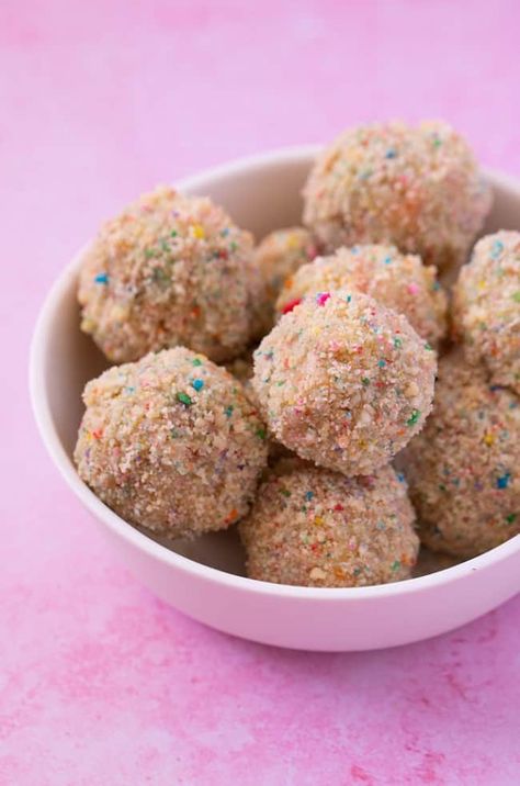 Learn how to make Birthday Cake Truffles just like the famous New York Bakery, Milk Bar. These truffles are made with leftover funfetti cake that’s coated in white chocolate and rolled in homemade cookie crumbs. Recipe from sweetestmenu.com #cake #truffles #sprinkles #funfetti Birthday Cake Truffles, Cake Truffles Recipe, Milk Bar Cake, Milk Bar Recipes, New York Bakery, Birthday Cake Alternatives, Bake Ideas, Finger Food Ideas, Homemade Shortbread