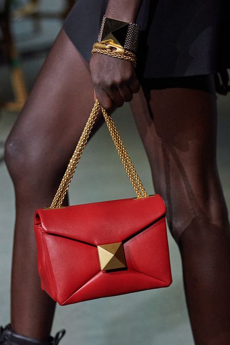 Valentino 2022, Edgy Shoes, Designer Purses And Handbags, Fashion Runway Show, Valentino Handbags, Red Accessories, Studded Bag, Handbag Heaven, Bag Trends