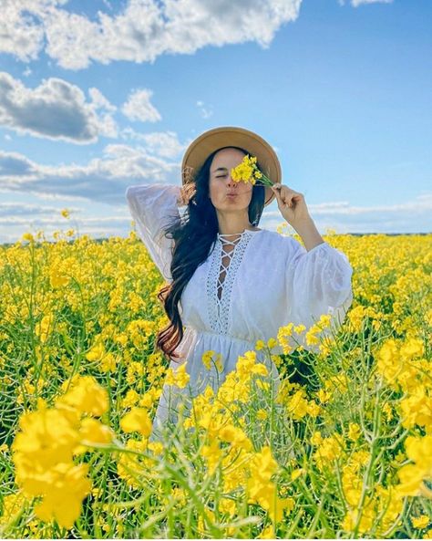 Rapeseed Field, Canola Field, Field Photoshoot, Summer Poses, Spring Photoshoot, Flower Photoshoot, Creative Photoshoot Ideas, Summer Photoshoot, Shy Girls