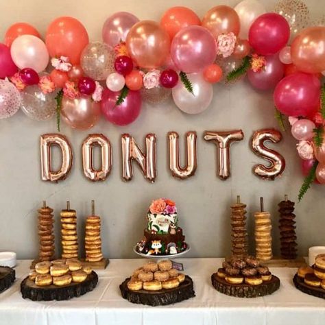 Grad Party Food Station Ideas - How fun would a donut bar be for a morning grad party? Click for details, and to see 50 great graduation party food ideas! #FINDinista #gradparty #graduationparty Bagel Stand, Bagel Display, Bagel Holder, Grad Party Food, Graduation Desserts, Donut Stand, Senior Graduation Party, Graduation Party Foods, Wedding Donuts