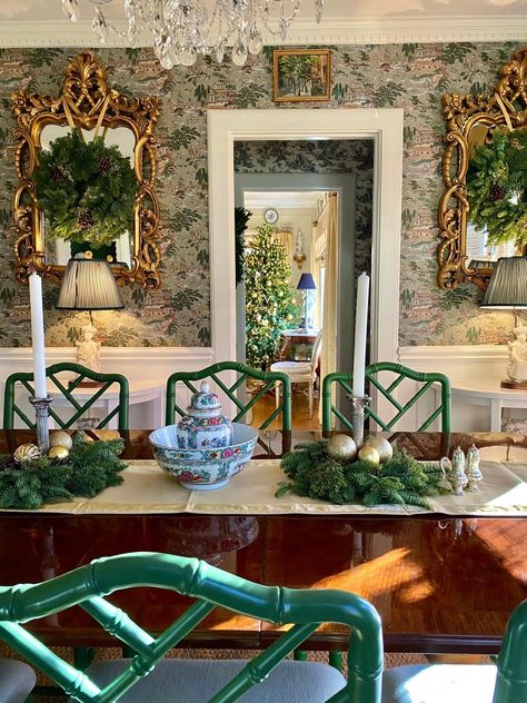 Chinoiserie Dining Chairs, Chinoiserie Dining Room, Living And Dining Room Ideas, Chinoiserie Interior, Green Chinoiserie, Modern Chinoiserie, Blue And White Living Room, Green Dining Room, Green Interior Design