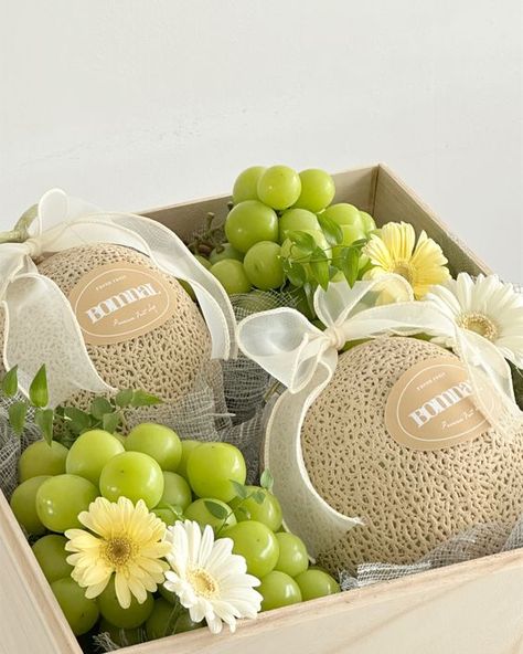 Fruit Gift Box Ideas, Small Fruit Basket Ideas Gift, Fruit Gift Basket Ideas, Fruit Box Ideas Gift, Food Hamper Ideas, Fruit Basket Ideas Gift, Fruit Basket Diy Gift, Fruit Flower Basket, Fruit Bouquet Ideas