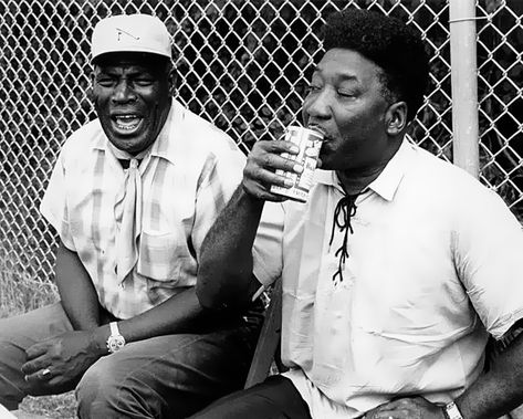 Blues guitarists and singers Muddy Waters and Howlin' Wolf relax backstage at the Ann Arbor Blues Festival in August 1969 in Ann Arbor, Michigan. Baron Wolman, Cadillac Records, Willie Dixon, Howlin Wolf, Blues Musicians, Wolf Photos, Blues Festival, Blues Artists, Soul Singers