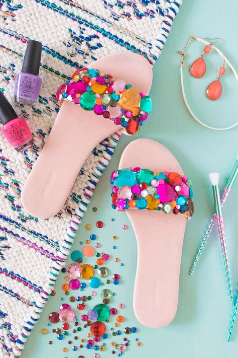 Shoe Makeover, Diy Sandals, Jeweled Heels, Rhinestone Crafts, Slider Sandals, Diy Shorts, Shoes Hack, Mason Jar Crafts Diy, Diy Rhinestone