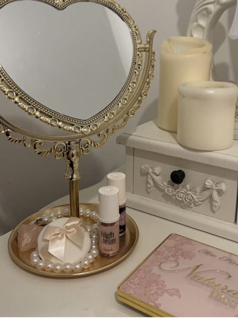 Princess Dressing Table, Coquette Makeup Desk, Girly Vanity Ideas, Dressing Table Coquette, Night Stand Coquette, Princess Dressing Room, Girly Desk Decor, Coquette Dressing Table, Coquette Table