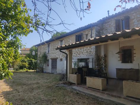 Country Home in Solomeo Terracotta Floors, Italy Magazine, San Gimignano, Beautiful Villages, Wood Beams, Buying Property, Country Home, Private Room, Umbria