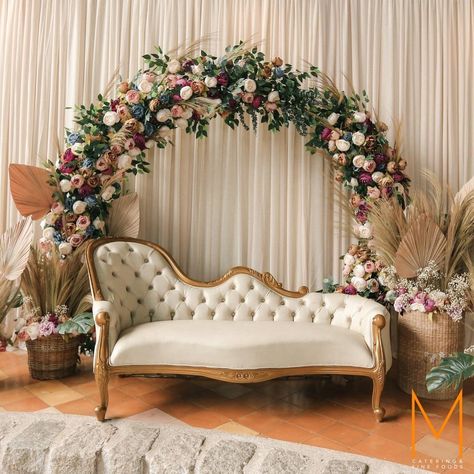 Wedding Couch, Nikkah Decor, Mini Pelamin, Engagement Stage Decoration, Simple Stage Decorations, Sitting Arrangement, Photo Booth Backdrop Wedding, Reception Backdrop, Wedding Reception Backdrop