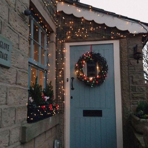 Cottage At Christmas, Christmas Cottage Exterior, Door Decoration Ideas, Christmas Front Door, Hanging Christmas Lights, Christmas Dreaming, Christmas Decoration Ideas, Cottage Christmas, Cosy Christmas