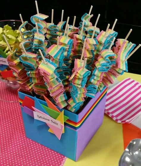 Rainbow Candy Bar Ideas, Rainbow Belts Candy, Rainbow Sweet Table, Rainbow Candy Table, Rainbow Candy Bar, Rainbow Candy Buffet, Birthday Candy Table, Diy Candy Buffet, Candy Table Decorations