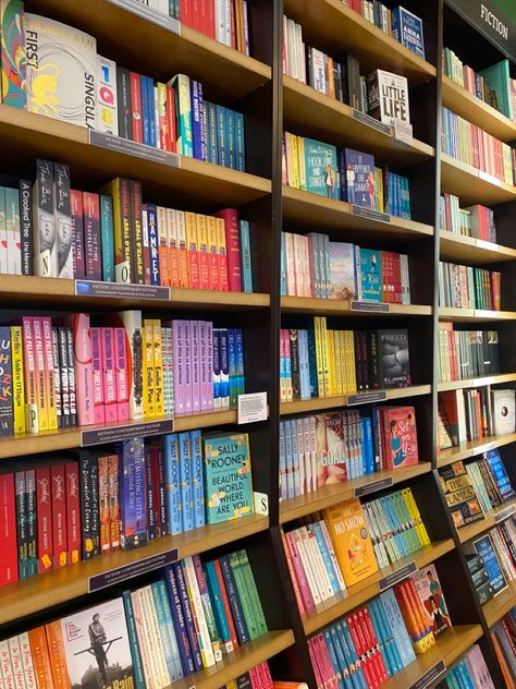 Bookstore Employee Aesthetic, Books Store Aesthetic, Bookseller Aesthetic, Bookstores Aesthetic, Aesthetic Book Store, Bookshop Aesthetic, Book Store Aesthetic, Bookstore Aesthetic, Books A Million