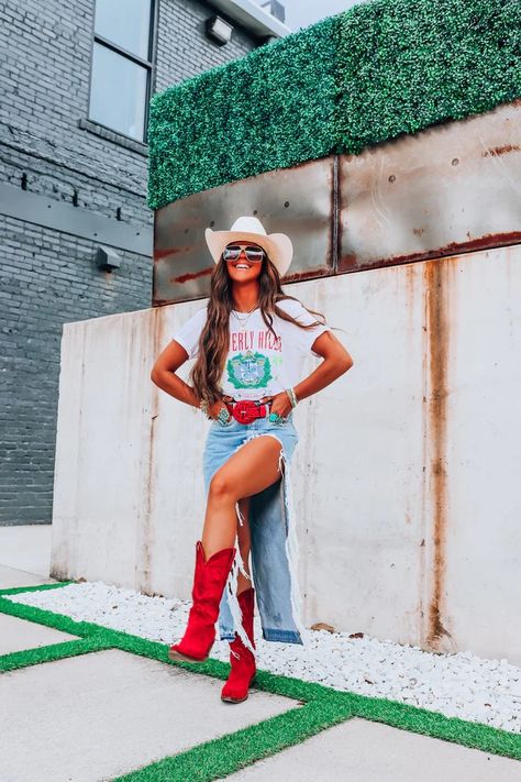 Beverly Hills Tee Western Mini Skirt Outfit, Patriotic Western Outfit, Texan Style Outfits, Sparkly Country Outfit, Tenesse Outfit Summer, Summer Cowgirl Aesthetic, Edgy Country Concert Outfit Inspiration, Buying Beverly Hills Outfits, Red Cowgirl Aesthetic