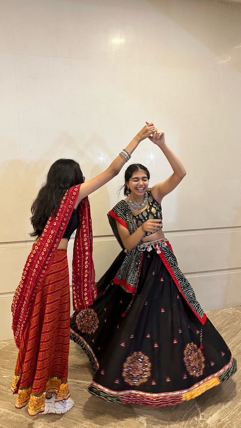 Navratri Pictures, Garba Navratri, Dandiya Dress, Dress Pose, Garba Outfit, Festival Aesthetic, Bff Poses, Navratri Festival, Best Friend Pictures Tumblr