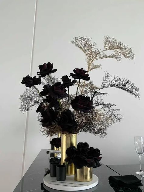 Love the black with the gold Black Flowers Gold Vase, Black Dahlia Arrangement, Black Rose Centerpiece Wedding, Black Rose Decoration, Black Roses In Vase, Black Roses Decor, Black Rose Arrangements, Black Floral Centerpieces, Goth Floral Arrangements