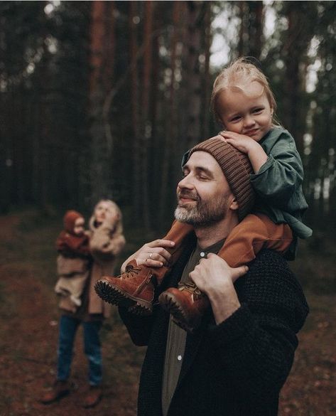 Campfire Photoshoot Family, Adventure Family Photography, Hiking Family Photoshoot, Camping Family Photos, Cabin Family Photoshoot, Artsy Family Photoshoot, Edgy Family Photos, Dark Family Photoshoot, Edgy Family Photoshoot