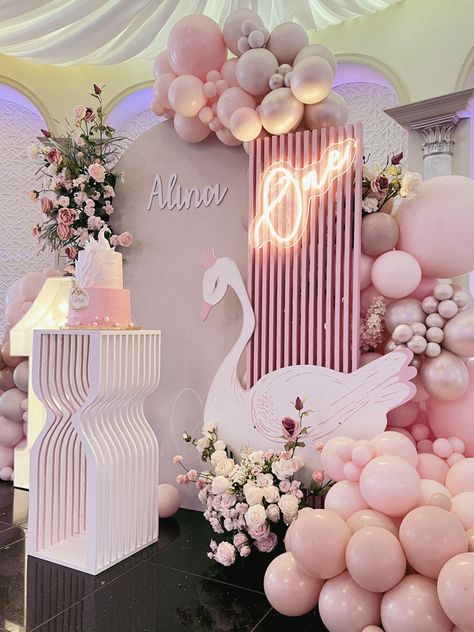 Swan Party Decorations, 1st Birthday Table Set Up, Swan Birthday Theme, Swan Theme Birthday Party, Swan Birthday Party Ideas, Swan 1st Birthday Party, Swan Baby Shower Ideas, Swan Birthday Party, Baby Shower Swan