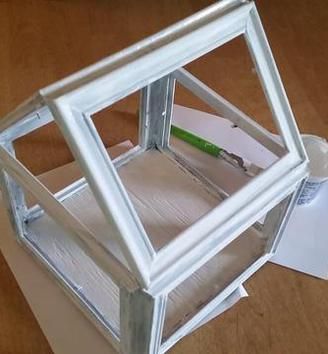 Home-Terrarium Picture Frame Upcycle Repurposed Terrarium, Picture Frame Garden Ideas, Upcycle Picture Frames, Picture Frame Upcycle, Picture Frame Planter, Photo Frame Upcycle, Terrarium Ideas Decor, Picture Frame Terrarium Diy, Mini Greenhouse With Old Windows