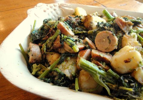 Rapini and sausage Sausage Recipes Potatoes, Broccoli Rabe And Sausage, Broccoli Rabe Recipe, Sausage Broccoli, Garlic Broccoli, Cozy Sunday, Paleo Main Dishes, Italian Comfort Food, Hearty Comfort Food