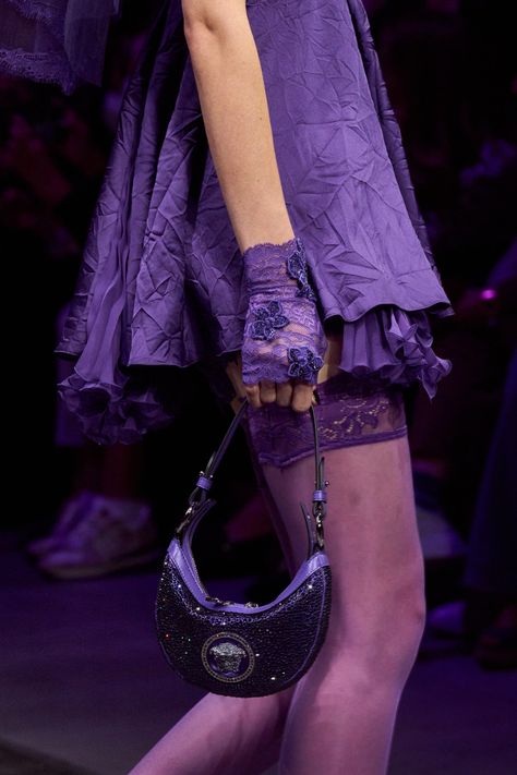 Purple Runway Fashion, Versace Bag, Spring 2023 Ready To Wear, 2023 Ready To Wear Collection, My Style Bags, Versace Spring, 2023 Ready To Wear, Purple Bag, Donatella Versace