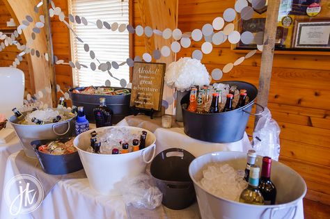 Wedding self-serve bar Backyard Bar Wedding, Wedding Drink Stations, Reception Drink Station, Backyard Wedding Reception Decorations, Backyard Wedding Bar, Wedding Drink Bar, Wedding Alcohol, Bar Wedding Reception, Drink Stations