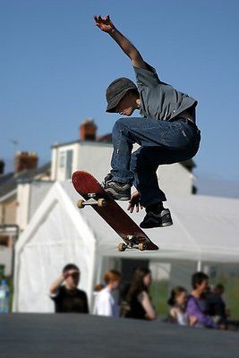 Skate time Vintage Skater Aesthetic, People Skateboarding, Skater Photography, Skater Poses, Girl Football Player, Quest Board, Bedroom Furniture Modern, Skate Boy, Skate Photos