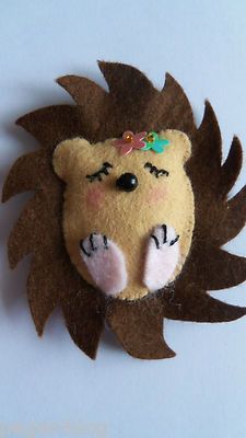 Sleeping Hedgehog, Felt Crafts Kids, Felt Hedgehog, Hedgehog Ornament, Hedgehog Craft, Woodland Mobile, Felt Animal Patterns, Fabric Work, Felt Ideas