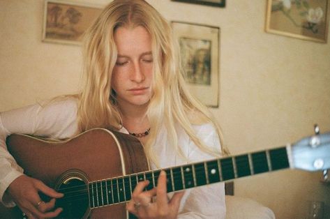 Billie Marten, Blonde, Hair