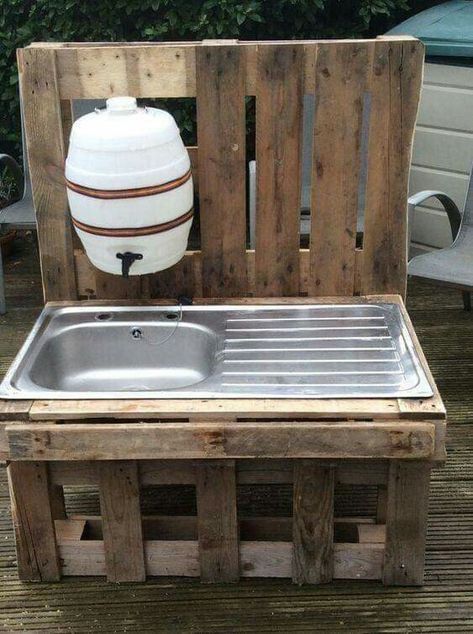 Outdoor Sink, Diy Mud Kitchen, Outdoor Sinks, Childrens Kitchens, Mud Kitchen, Easy Wood, Yoga For Kids, Wooden Pallets, Gardening For Kids