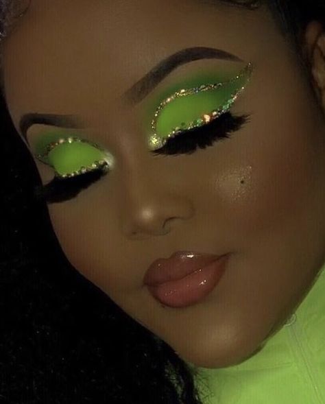 Lime Green Makeup Looks Black Women, Green Rhinestone Makeup, Christmas Simple Makeup, Makeup Ideas Douyin, Green Glitter Makeup, Beabadoobee Makeup, 90 Makeup, 2000 Makeup, Birthday Makeup Looks