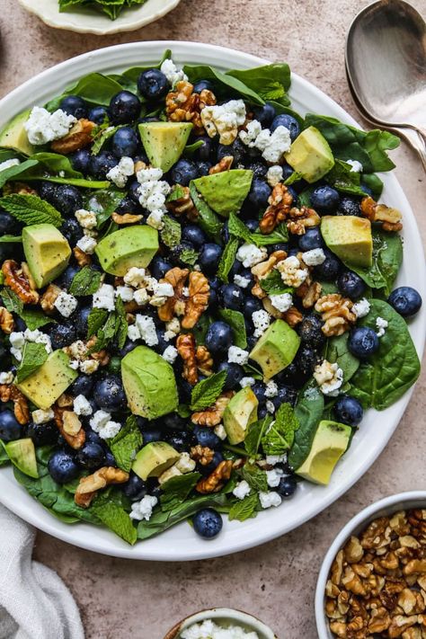 2024 Diet, Blueberry Salad Recipes, Blueberry Spinach Salad, Mediterranean Salads, Walder Wellness, Simple Balsamic Vinaigrette, Dressing Simple, Sommer Mad, Blueberry Salad