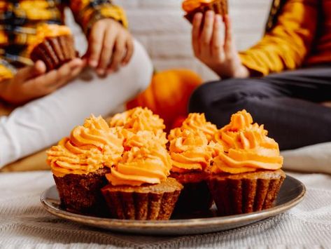 Here, different ingredients you can use (including natural ingredients and ready-made dye) and step-by-step instructions. Natural Orange Food Coloring, Orange Food, Black Food Coloring, How To Make Orange, Cocoa Cake, Baking Crafts, Orange Food Coloring, Orange Cookies, Fun Halloween Food