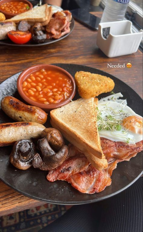 Huge Breakfast, British Cuisine Aesthetic, Continental Breakfast Aesthetic, English Breakfast Ideas, English Breakfast Aesthetic, British Food Aethstetic, British Breakfast Recipes, Breakfast Aesthetic Restaurant, Full English Breakfast Aesthetic