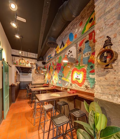 New neighbourhood taquería Pikio Taco celebrates historic Mexican snack in eclectic style... Light Brick Wall, Taqueria Design, Eclectic Bar, Mexican Restaurant Design, Mexican Restaurant Decor, Eclectic Restaurant, Mexican Bar, Taco Restaurant, Restaurant Design Inspiration