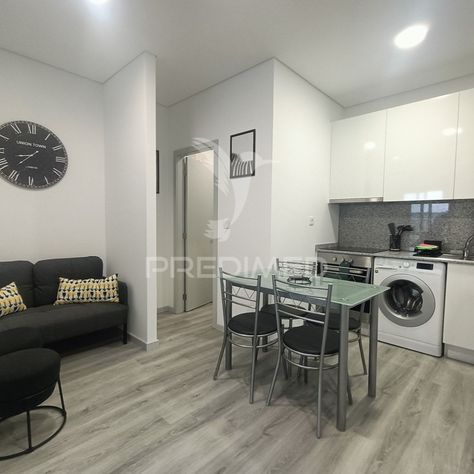 Arrendamento T2 Porto 🖤💛 Descubra o encanto de viver no coração do Porto! Este apartamento T1+1, localizado no centro da cidade, é a escolha perfeita para quem busca conforto moderno em uma localização privilegiada. Características Principais: 🛏️ 2 Quartos com luz direta 🚿 1 WC 🍽️ 1 Cozinha em Open Space 🛋️ 1 Sala O apartamento está mobilado e equipado, ideal para arrendamento a estudantes, dada a sua excelente localização. Para mais informações: Albertina Silva PREDIMED PORTUS 📧 albertina.si... Open Space, Porto