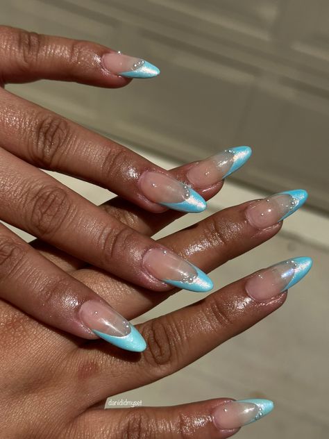 Clear Nails With Blue Tips, Aquamarine Chrome Nails, Ocean Blue Nail Designs, Aquamarine Nails Gel, Light Blue Nail Art Design, Aqua Prom Nails, Baby Blue Chrome French Tip Nails, Aqua Almond Nails, Blue French Tip Nails With Chrome