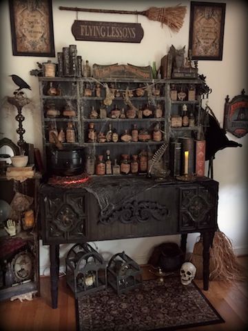 witches potion shop by Halloween Forum member StacyN Classy Halloween Party, Halloween Interior, Classy Halloween Decor, Halloween Forum, Classy Halloween, Goth Home, Fun Halloween Decor, Theme Halloween, Decor Buy