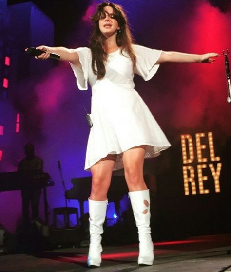 Lana Del Rey #LDR Lana Del Rey Concert Outfit, Versace Photoshoot, Lana Del Rey Outfits, Lana Del Rey Concert, Lana Del Rey Aesthetic, Rey Aesthetic, Country Ideas, Artsy Style, Concert Outfit