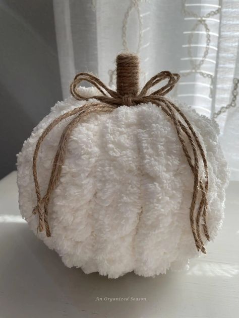 How To Make Pumpkins Out Of Chunky Yarn, Loop Yarn Pumpkin, Chunky Yarn Pumpkins Diy, Chunky Yarn Pumpkins, Yarn Pumpkins, Green Pumpkins, Halloween Yarn, Knit Decor, Autumn Craft