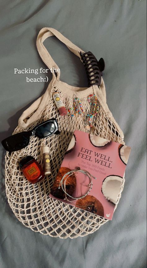 Market Bag Aesthetic, Beach Bag Aesthetic, Beachy Bag, Beach Instagram Pictures, Travel Bag Essentials, Beach Inspo, Inside My Bag, Beach Items, Aesthetic Bags