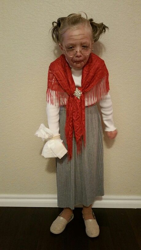 Brooklyn's 2015 school Halloween costume, the old lady that swallowed a fly. Kids Old Lady Costume, Old Lady Halloween Costume, Grandma Costume, 100 Días De Clases, Sibling Costume, Kids Halloween Costumes, Old Lady Costume, School Costume, New Halloween Costumes